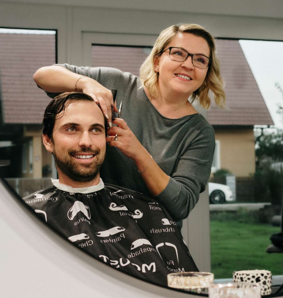 Mann beim Haare schneiden